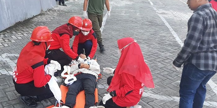 Simulasi penanganan gempa bumi di IAIN Madura. 