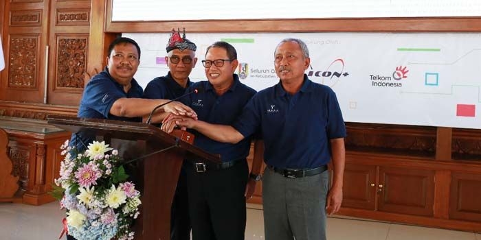 Wabup Tuban, Staf Ahli Menkominfo, dan Ketua DPRD menekan tombol tanda launching Tuban Smart City.