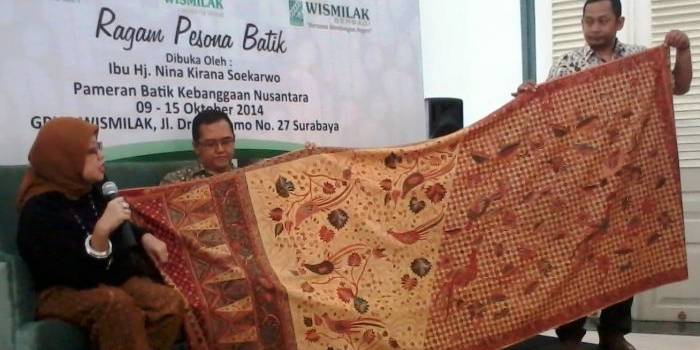 RATUSAN JUTA. Chief Personnel PT Wismilak Inti Makmur (Tbk) Henry Najoan bersama Dwita Herman, kolektor batik dari Buana Alit Jakarta memperlihatkan batik seharga ratusan juta rupiah di Grha Wismilak Surabaya. foto : nisa/bangsaonline