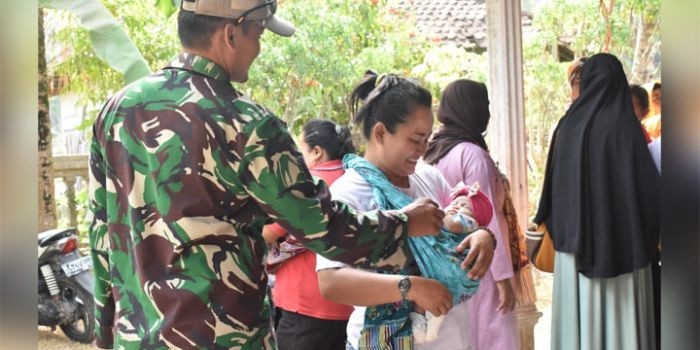 Anggota TMMD ke-106 Kodim 0818 Malang mendampingi petugas kesehatan dari Puskesmas melaksanakan penyuntikan imunisasi kepada pelajar SD Negeri 1 Kedung Salam Kec. Donomulyo, Kamis (17/10/19).