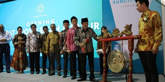 RESMI: Wabup Sidoarjo memukul gong saat meresmikan Pusat Grosir Buah dan Sayur di Suncity Biz, Kamis (30/8). Foto : IST