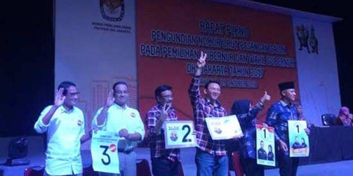 Tiga pasangan Cagub-Cawagub DKI Jakarta berfoto bersama usai pengundian nomor urut di JIExpo Kemayoran, Jakarta Pusat, Selasa (25/10) malam.