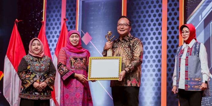pemkab-gresik-raih-penghargaan-terbaik-1-di-ajang-investment-award-2024