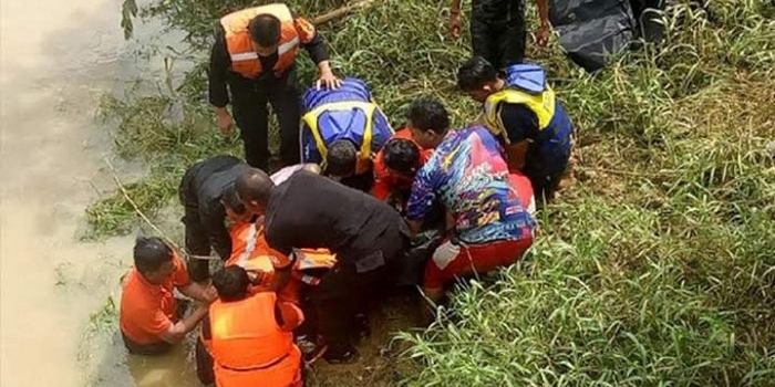 Tim SAR gabungan mengangkat jenazah dari Sungai Jombang di Kelurahan Patemon Pamekasan.