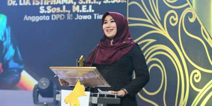 senator-lia-istifhama-raih-penghargaan-legislatif-jatim-awards-2025