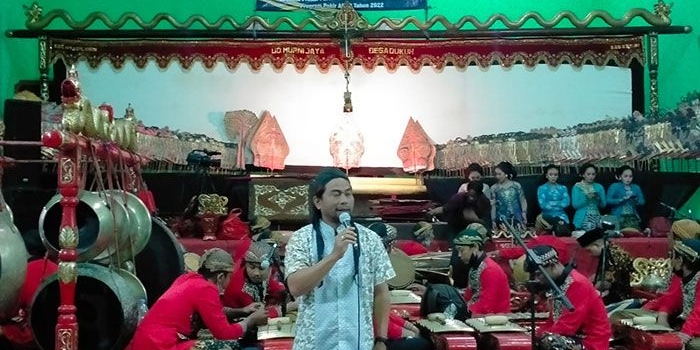 Anggota Faksi NasDem DPRD Kabupaten Kediri, Khusnul Arif, saat memberi sambutan sebelum pentas dimulai. Foto: Ist
