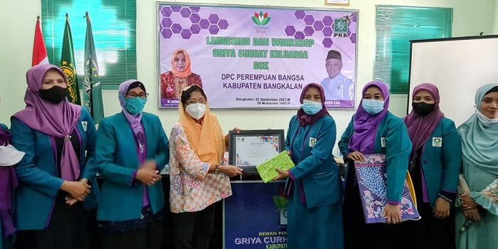 Peresmian Griya Curhat Keluarga ditandai dengan penyerahan sertifikat kepada Ketua DPC Perempuan Bangsa Bangkalan, Hj. Djumatul Cholisah.