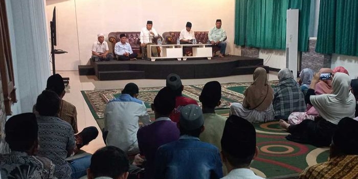 Kiai Asep saat memberikan arahan di acara buka bersama pimpinan parpol dan relawan.
