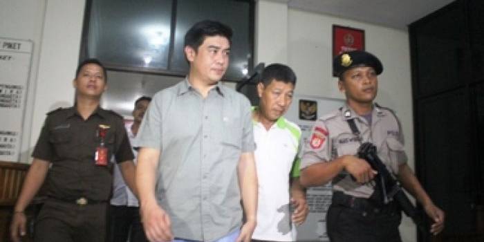 Mashudi Satrio digelandang menuju mobil tahanan, akan di kirim ke Rutan di Jombang. foto: soewandito/ BANGSAONLINE
