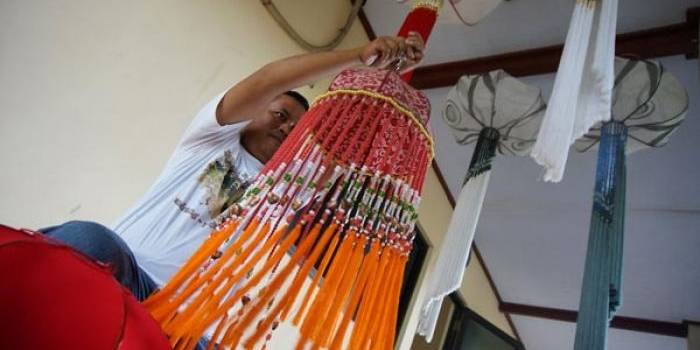 Nur Wakit menunjukkan contoh lampion bikinannya. foto: rony suhartomo/ BANGSAONLINE