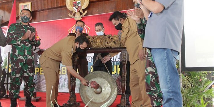 Bupati Nganjuk menandai pembukaan TMMD ke-109 dengan pemukulan gong. (foto: BAMBANG/ BANGSAONLINE)