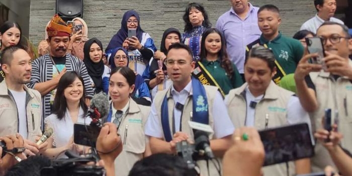 Raffi Ahmad, Utusan Khusus Presiden RI pada Bidang Pembinaan Generasi Muda dan Pekerja Seni, memberikan keterangan usai kunjungan ke KEK Singhasari.
