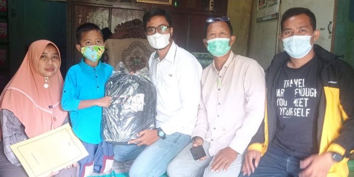 SHE, CSR, Sec & Communication Dept Head UTSG Budi Banyuarysah (tiga dari kiri) saat menyerahkan bantuan berupa peralatan sekolah dan uang tunai didampingi Ketua PWI Tuban Suwandi (paling kanan).
