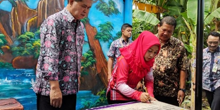 Wali Kota Mojokerto Ika Puspitasari menandatangani prasasti peresmian IPAL dan Septik Komunal.