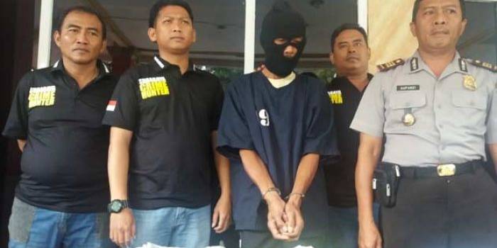 Tersangka saat diamankan di Mapolsek Dukuh Pakis. foto: BANGSAONLINE