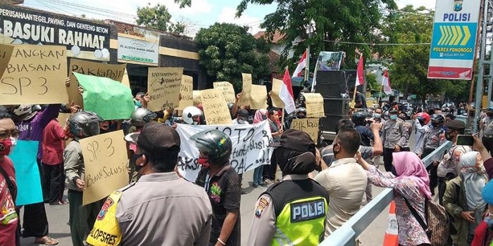 Puluhan demostran menggeruduk Polres Ponorogo menolak kasus dugaan pelanggaran pemilu oleh 14 kades di Kecamatan Jetis di-SP3.