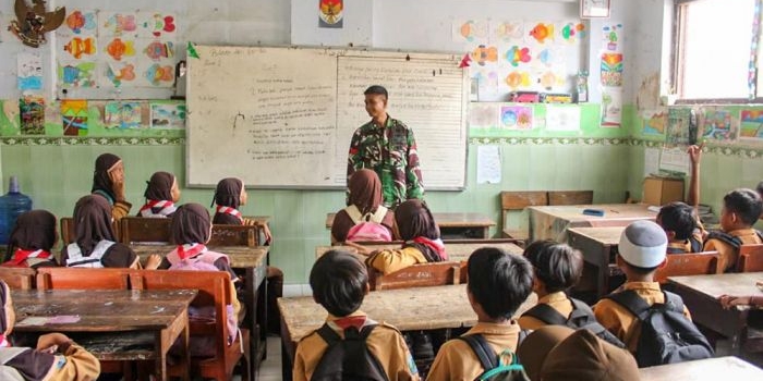 tanamkan-nasionalisme-sejak-dini-satgas-tmmd-ke-127-beri-materi-wawasan-kebangsaan-di-mi-al-munir