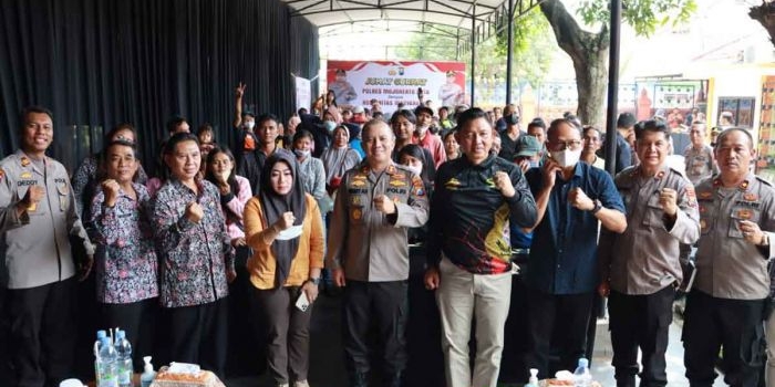 Polres Mojokerto Kota bersama Diskopukmperindag saat acara Jumat Curhat di kantor Diskopukmperindag Kota Mojokerto, Jumat (14/1/2023).