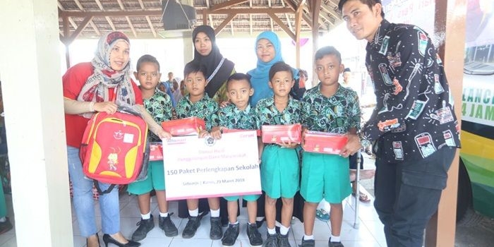Ketua PWI Sidoarjo Abdul Rouf (kanan) saat menyerahkan bantuan peralatan sekolah.