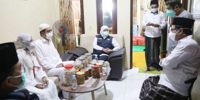 Gubernur Jawa Timur Khofifah Indar Parawansa saat rumah induk Menko Polhukam Mahfud MD di Pamekasan, Madura, Sabtu (19/12/2020). foto: ist/ bangsaonline.com