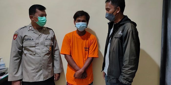 Tersangka penjambretan ketika diapit dua petugas Polsek Pagu, Polres Kediri. Foto: Ist