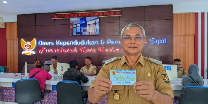 Kepala Dispendukcapil Kota Kediri, Marsudi Nugroho saat memegang e-KTP. (Ist).