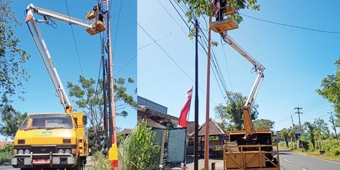 Petugas DPU CKPP Kabupaten Banyuwangi rutin melakukan perawatan lampu penerangan jalan umum (LPJU) agar berfungsi dengan baik.