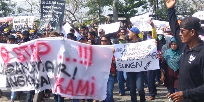 Aksi ratusan warga saat demo di depan pabrik PT BMI.