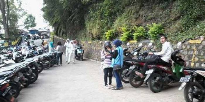 JUJUGAN - Parkiran obyek wisata air terjun Sedudo dipenuhi motor pengunjung. foto: soewandito/BANGSAONLINE