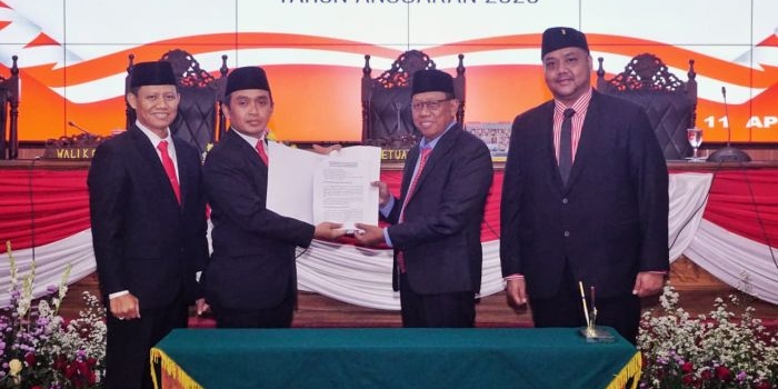 dprd-kota-pasuruan-setujui-8-raperda-wali-kota-tekankan-tindak-lanjut-serius-dan-terukur