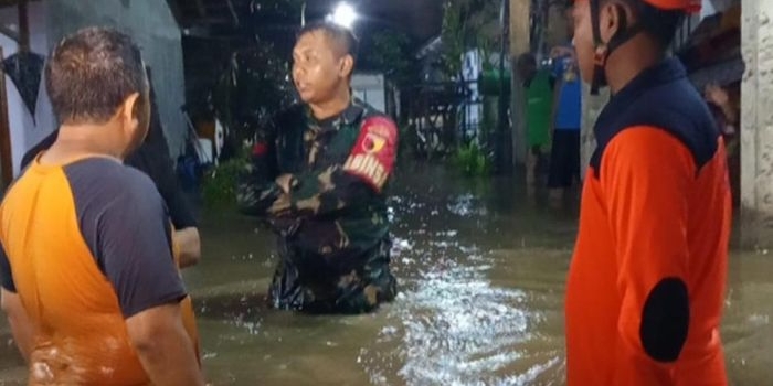 Petugas BPBD kabupaten Pasuruan saat meninjau kondisi banjir di Desa Tenggilis Kecamatan Gondang Wetan.