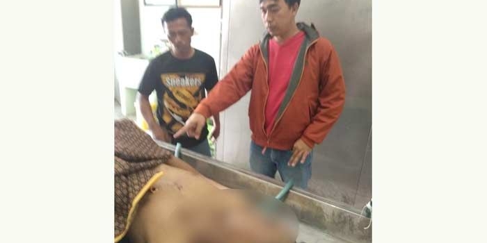 Jenazah korban saat dievakuasi ke rumah sakit.