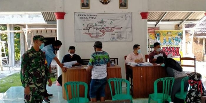 Suasana saat penyaluran BLT di Balai Desa Papungan, Ngawi.