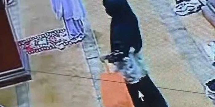 perempuan-berjilbab-terekam-kamera-cctv-curi-tas-jemaah-masjid-jami-kota-malang