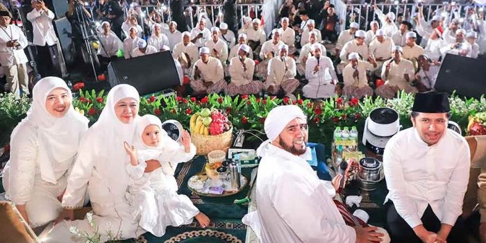 syukuri-hut-ri-ke-80-gubernur-jatim-dan-ribuan-warga-jatim-larut-dalam-selawat-bersama-habib-syekh