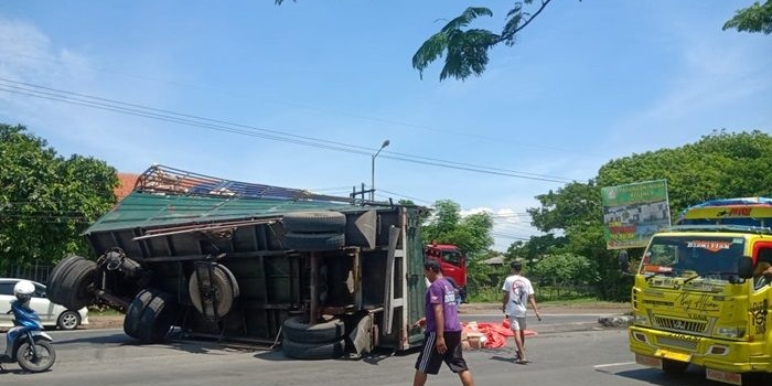 Truk gandeng yang terguling di Jalan Raci, Kecamatan Bangil, Selasa (7/12) siang.