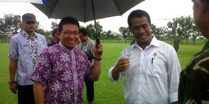 MENTAN: Andi Amran Sulaiman (baju putih) didampingi Bupati Bojonegoro, Suyoto (batik) usai berdialog di Rumah Dinas Bupati. Foto: Eky Nurhadi/BangsaOnline