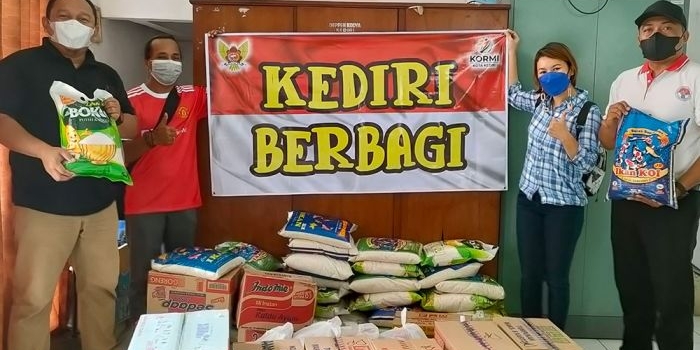 Ketua Umum KORMI Kota Kediri Dr. Abdian Asgi Sukmana (kiri) bersama pengurus KORMI siap mendistribusikan bantuan berupa paket sembako bersama Disbudparpora Kota Kediri. foto: MUJI HARJITA/ BANGSAONLINE