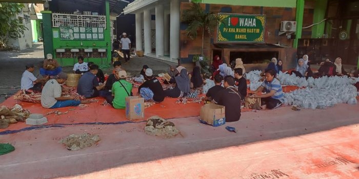 tahun-ini-ponpes-wahid-hasyim-bangil-kurban-4-ekor-sapi-jumbo-dan-13-kambing
