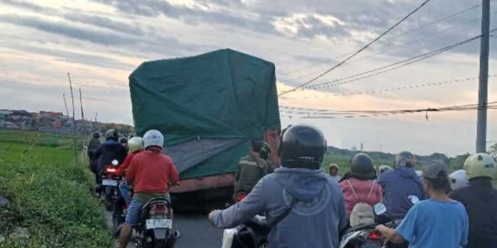 sudah-ada-rambu-larangan-truk-odol-tetap-melintas-di-jalan-banjarsari-kedanyang