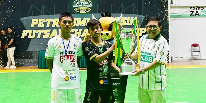 Direktur Utama Petrokimia Gresik, Dwi Satriyo Annurogo menunjukkan piala bergilir PGFC. Foto: ist.