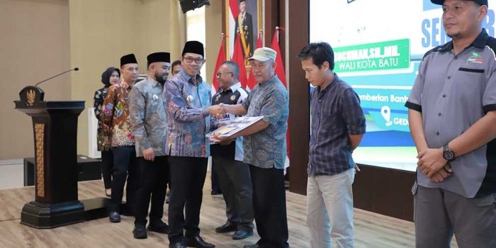 Wali Kota Batu Nurochman saat menyerahkan bansos secara simbolis kepada pengemudi sektor transportasi.