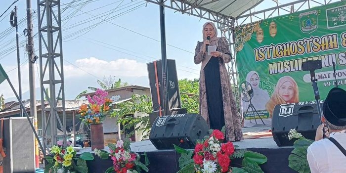 Ketua TP PKK Kabupaten Pasuruan, Merita Rusdi Sutejo atau yang akrab disapa Mbak Mela, saat memberi sambutan di Istighosah Kubro yang digelar MWC Muslimat NU Gempol.
