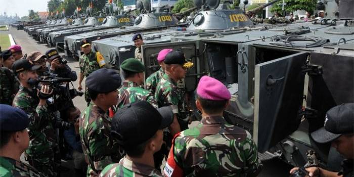 pemeriksaan tank amphibi. foto: mabes TNI 