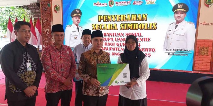 bupati-mojokerto-salurkan-insentif-untuk-guru-tpq