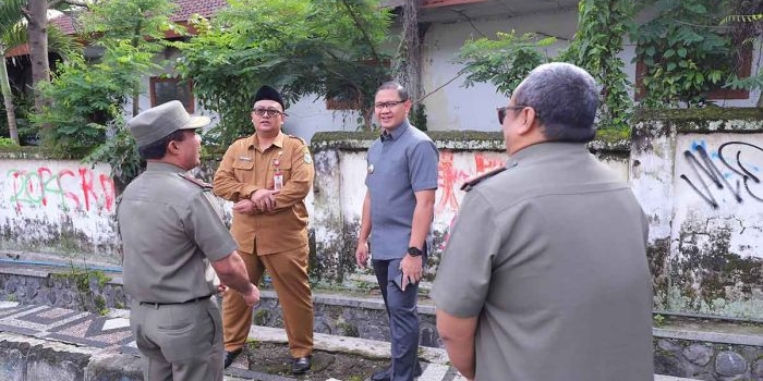 Pj Wali Kota Batu bersama instansi terkait saat meninjau pedestarian di sekitar Jalan Samadi.