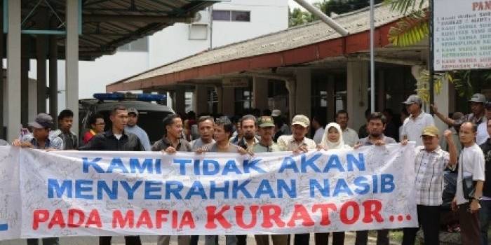 Karyawan menggelar aksi tangan tangan di spanduk. Foto:nisa alseena kapoor/BANGSAONLINE