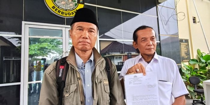 Pelapor Abdul Kholik (kiri) bersama Advokat Karim Amrullah di Mapolres Kediri. Foto: Muji Harjita/BANGSAONLINE.com 