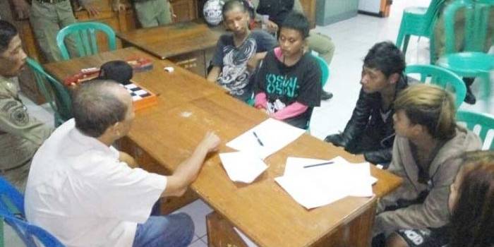 Petugas Satpol PP melakukan pemeriksaan terhadap lima anak punk yang terjaring razia.
