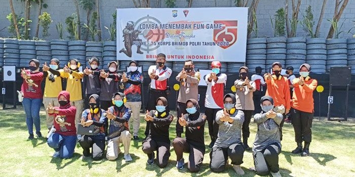 Kapolda Jawa Timur Irjen Pol Mohammad Fadil Imran didampingi Dansatbrimob Polda Jatim Kombes Pol. I Ketut Gede Wijatmika foto bersama para peserta lomba menembak.